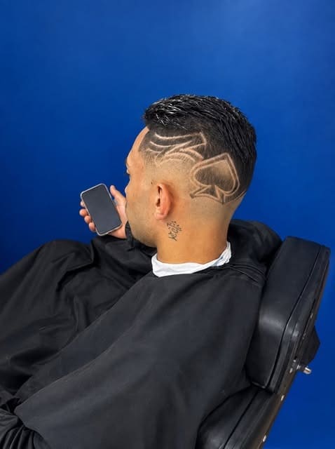 Freestyle: desenho em riscos na lateral e na nuca, com degradê