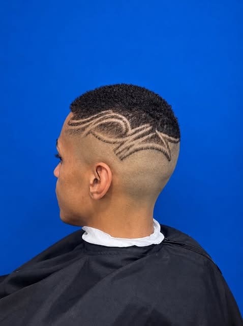 Freestyle: desenho em ondas na lateral, com degradê baixo
