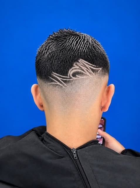 Freestyle: desenho tribal na nuca, com degradê na pele